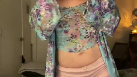 Snapshot of leahsparkles chatting on 02-17-26, 05:15 Leah Sparkles online show from 02-17-26, 05:15