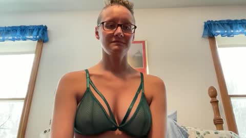 Snapshot of leahwilde chatting on 12-04-25, 03:32 Lee online show from 12-04-25, 03:32