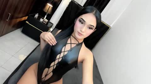 Snapshot of leannaloove chatting on 09-20-25, 04:19 leannaloove online show from 09-20-25, 04:19