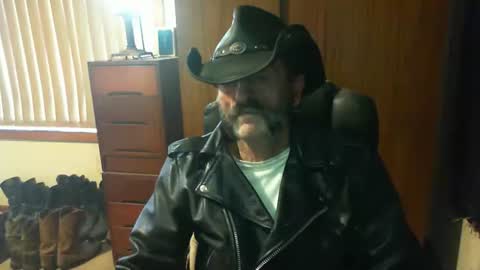 Snapshot of leathergreaser chatting on 06-11-26, 12:32 leathergreaser online show from 06-11-26, 12:32