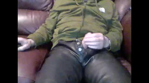 Snapshot of leatherpants68 chatting on 11-06-25, 08:43 leatherpants68 online show from 11-06-25, 08:43