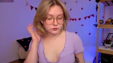 Snapshot of leazy_peasy chatting on 04-22-26, 07:33 Ellie online show from 04-22-26, 07:33