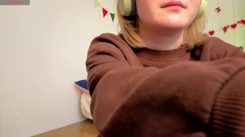 Snapshot of leazy_peasy chatting on 04-23-26, 06:36 Ellie online show from 04-23-26, 06:36