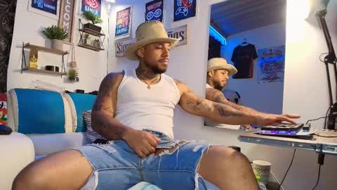 Snapshot of leenar_key chatting on 10-18-25, 01:23 leenar_key online show from 10-18-25, 01:23