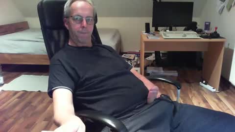 Snapshot of lefti27 chatting on 12-03-24, 04:28 Dave online show from 12-03-24, 04:28