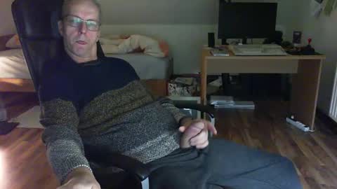 Snapshot of lefti27 chatting on 12-06-24, 11:03 Dave online show from 12-06-24, 11:03