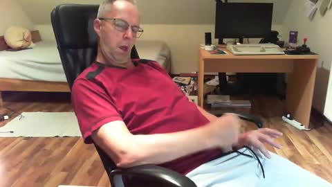 Snapshot of lefti27 chatting on 12-08-24, 12:18 Dave online show from 12-08-24, 12:18