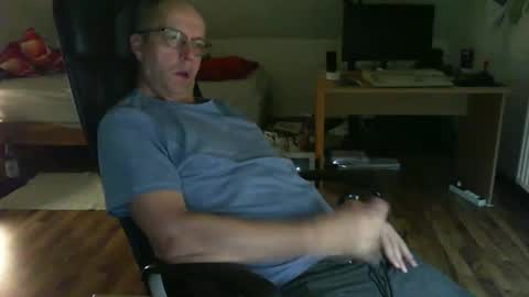 Snapshot of lefti27 chatting on 12-15-24, 10:47 Dave online show from 12-15-24, 10:47