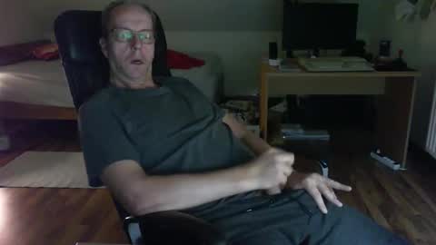 Snapshot of lefti27 chatting on 12-22-24, 12:39 Dave online show from 12-22-24, 12:39