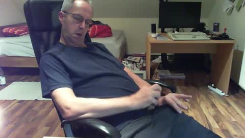 Snapshot of lefti27 chatting on 12-22-24, 11:41 Dave online show from 12-22-24, 11:41