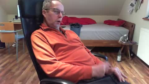 Snapshot of lefti27 chatting on 12-29-24, 12:23 Dave online show from 12-29-24, 12:23