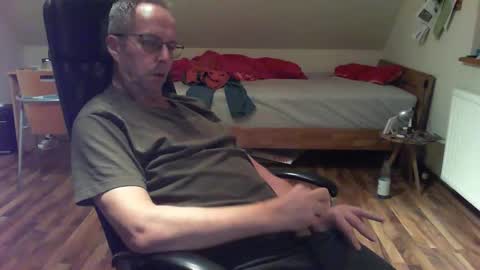 Snapshot of lefti27 chatting on 12-29-24, 11:29 Dave online show from 12-29-24, 11:29