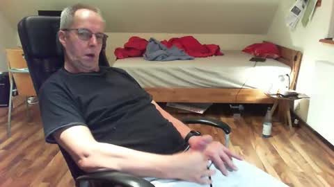 Snapshot of lefti27 chatting on 01-02-25, 01:06 Dave online show from 01-02-25, 01:06