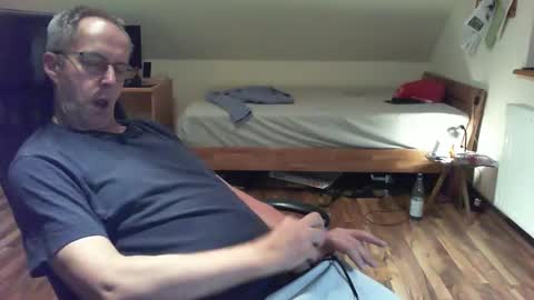 Snapshot of lefti27 chatting on 01-04-25, 01:42 Dave online show from 01-04-25, 01:42