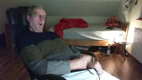 Snapshot of lefti27 chatting on 01-05-25, 10:19 Dave online show from 01-05-25, 10:19