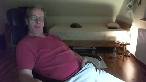 Snapshot of lefti27 chatting on 01-10-25, 11:39 Dave online show from 01-10-25, 11:39