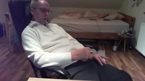 Snapshot of lefti27 chatting on 01-18-25, 04:10 Dave online show from 01-18-25, 04:10