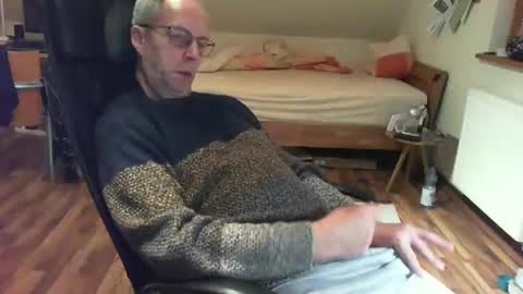 Snapshot of lefti27 chatting on 02-09-25, 10:54 Dave online show from 02-09-25, 10:54