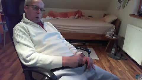 Snapshot of lefti27 chatting on 02-16-25, 04:21 Dave online show from 02-16-25, 04:21