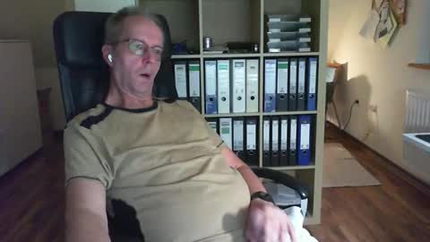 Snapshot of lefti27 chatting on 09-22-25, 10:34 Dave online show from 09-22-25, 10:34