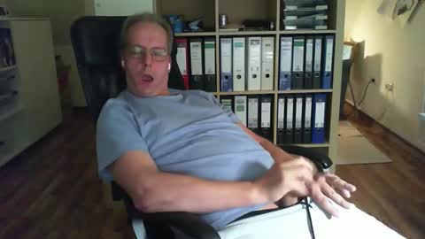 Snapshot of lefti27 chatting on 09-28-25, 08:47 Dave online show from 09-28-25, 08:47