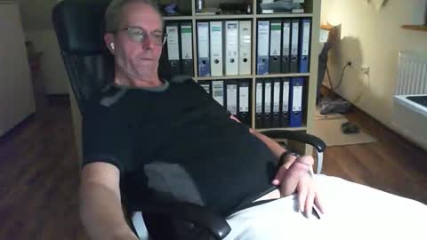 Snapshot of lefti27 chatting on 09-29-25, 10:25 Dave online show from 09-29-25, 10:25