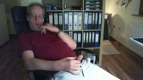 Snapshot of lefti27 chatting on 10-05-25, 08:29 Dave online show from 10-05-25, 08:29