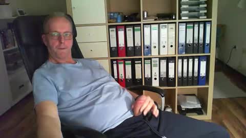 Snapshot of lefti27 chatting on 10-11-25, 04:27 Dave online show from 10-11-25, 04:27