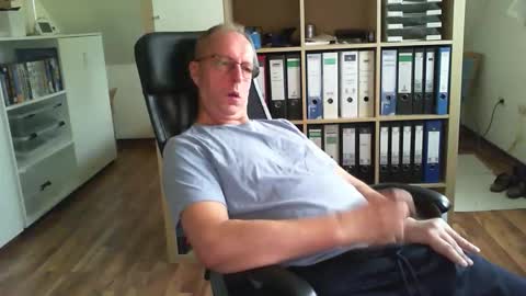 Snapshot of lefti27 chatting on 10-12-25, 08:35 Dave online show from 10-12-25, 08:35