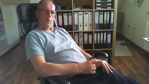 Snapshot of lefti27 chatting on 10-13-25, 03:34 Dave online show from 10-13-25, 03:34