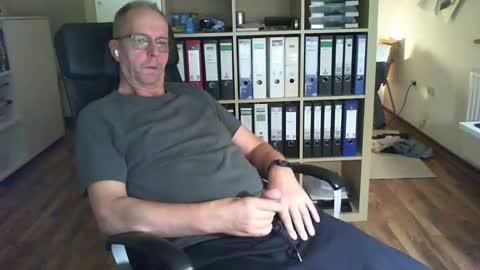 Snapshot of lefti27 chatting on 10-14-25, 10:10 Dave online show from 10-14-25, 10:10