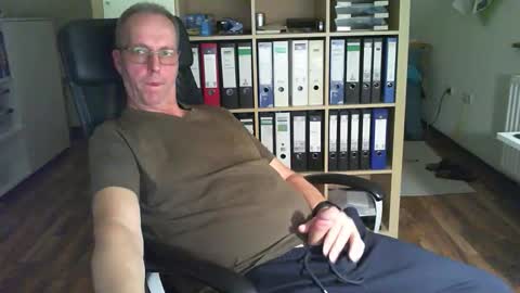 Snapshot of lefti27 chatting on 10-18-25, 04:41 Dave online show from 10-18-25, 04:41