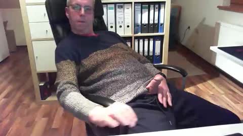 Snapshot of lefti27 chatting on 10-30-25, 08:31 Dave online show from 10-30-25, 08:31