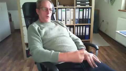 Snapshot of lefti27 chatting on 12-01-25, 12:54 Dave online show from 12-01-25, 12:54