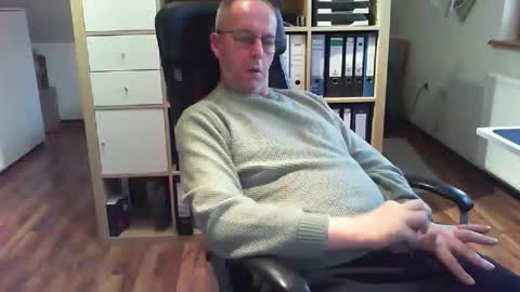 Snapshot of lefti27 chatting on 12-03-25, 12:58 Dave online show from 12-03-25, 12:58