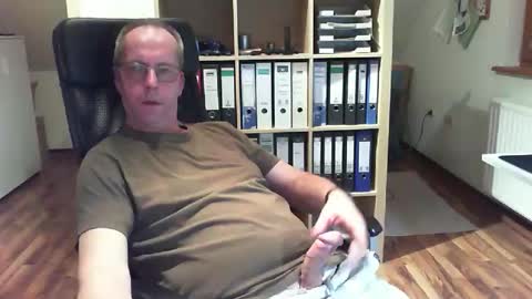 Snapshot of lefti27 chatting on 12-19-25, 12:28 Dave online show from 12-19-25, 12:28