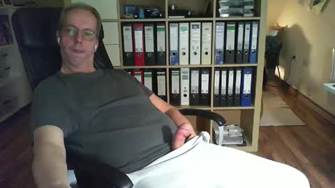 Snapshot of lefti27 chatting on 01-10-26, 01:51 Dave online show from 01-10-26, 01:51