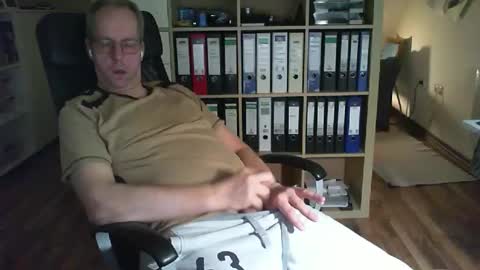 Snapshot of lefti27 chatting on 01-11-26, 12:26 Dave online show from 01-11-26, 12:26