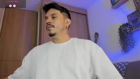 Snapshot of legolas_15 chatting on 07-19-26, 01:15 Alejandro online show from 07-19-26, 01:15