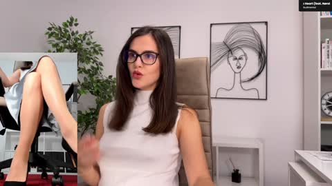 Elle  online show from 11-17-25, 10:54