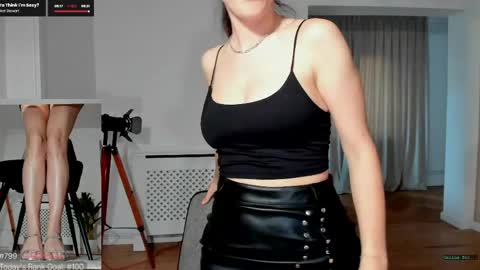 Snapshot of legswattitude chatting on 04-25-26, 04:48 Elle online show from 04-25-26, 04:48