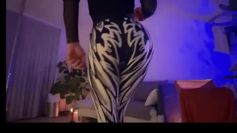 Snapshot of legsylegsinton chatting on 12-17-25, 09:21 legsylegsinton online show from 12-17-25, 09:21