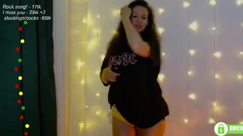 Snapshot of leia_bell chatting on 06-26-26, 07:18 hey Im Leia and I love rock online show from 06-26-26, 07:18