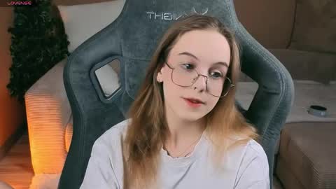 Snapshot of leiamurphy chatting on 05-03-26, 04:02 Leia online show from 05-03-26, 04:02
