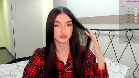 Snapshot of leila_4ever chatting on 01-27-25, 08:17 Leila online show from 01-27-25, 08:17