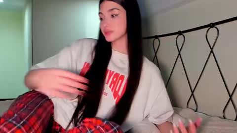 Snapshot of leila_4ever chatting on 02-13-25, 09:06 Leila online show from 02-13-25, 09:06