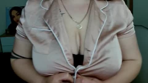 Snapshot of leila_beayte_ chatting on 06-19-26, 05:45 Leila online show from 06-19-26, 05:45