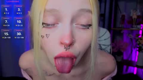 Snapshot of leiladwight chatting on 01-06-26, 04:11 Leila online show from 01-06-26, 04:11