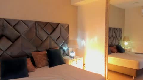 Leizathompson online show from 04-18-26, 05:17