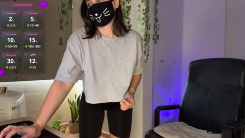 Snapshot of lemi_peachy chatting on 10-17-25, 09:56 Lemi online show from 10-17-25, 09:56